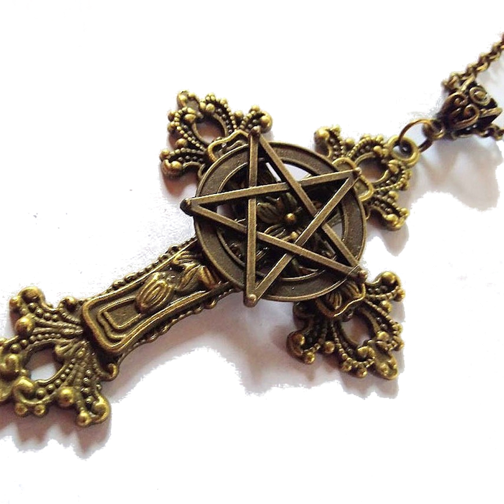 картинка Готический крест на цепочке от магазина Одежда+