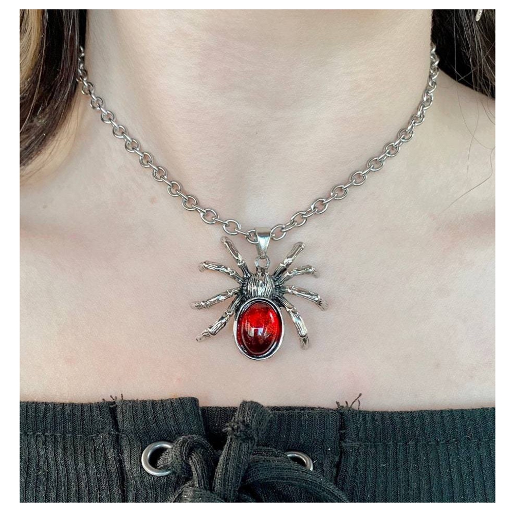 картинка Кулон «Паук» с красным камнем от магазина Одежда+