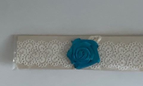 картинка Кремовая кружевная подвязка с бирюзовой розочкой от магазина Одежда+