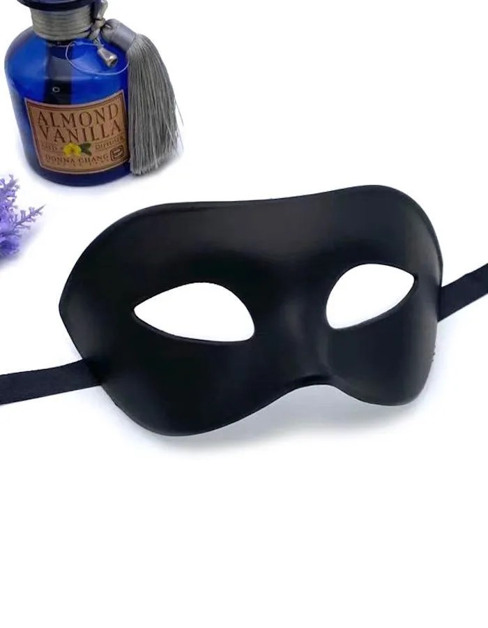 картинка Черная карнавальная маска от магазина Одежда+