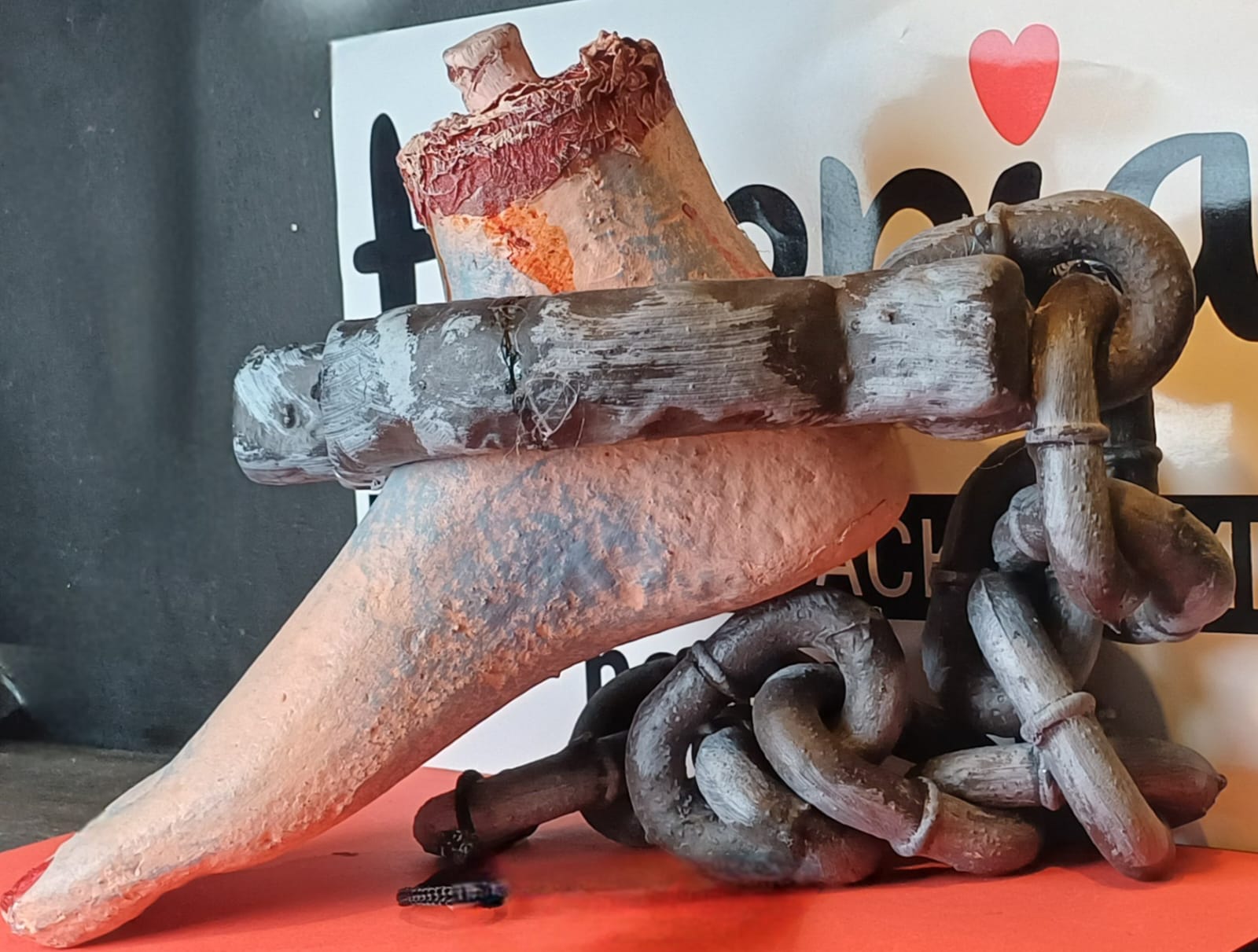 картинка Кровавая нога в кандалах от магазина Одежда+