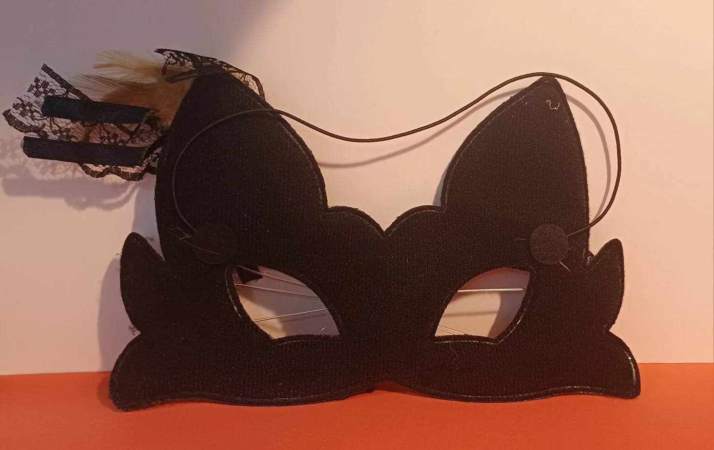 картинка Маска кошки чёрная с розочкой от магазина Одежда+