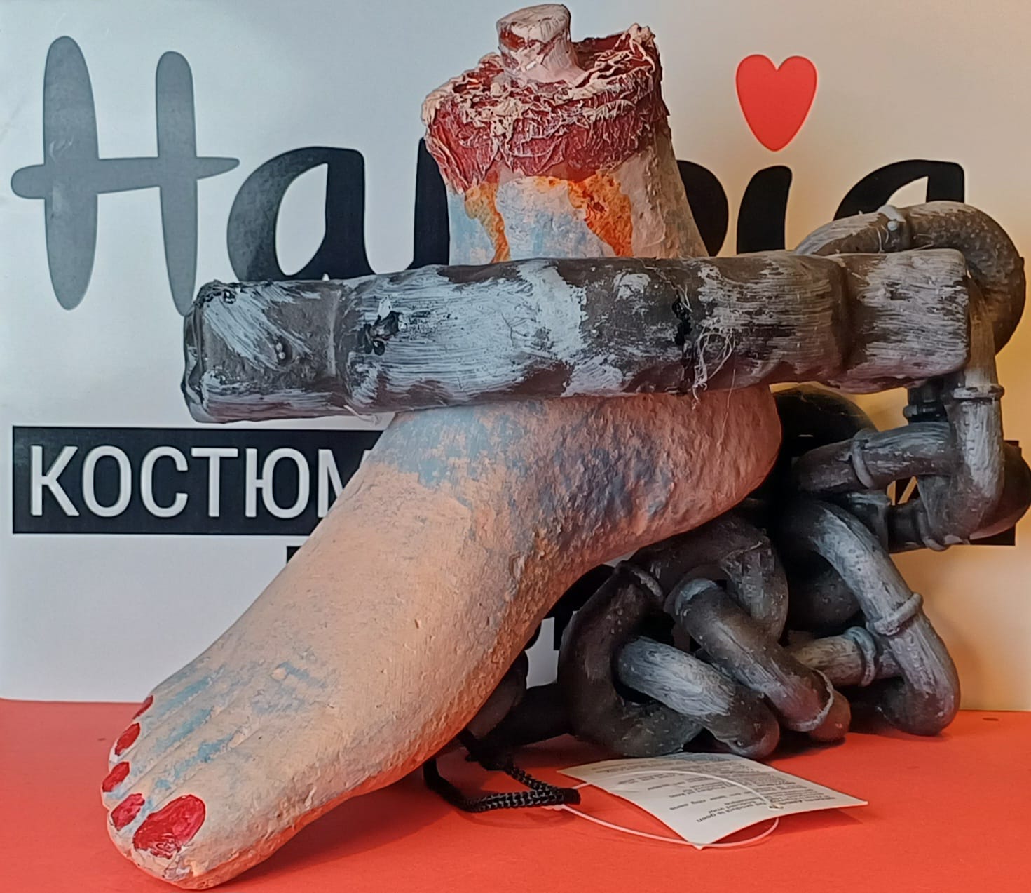 картинка Кровавая нога в кандалах от магазина Одежда+