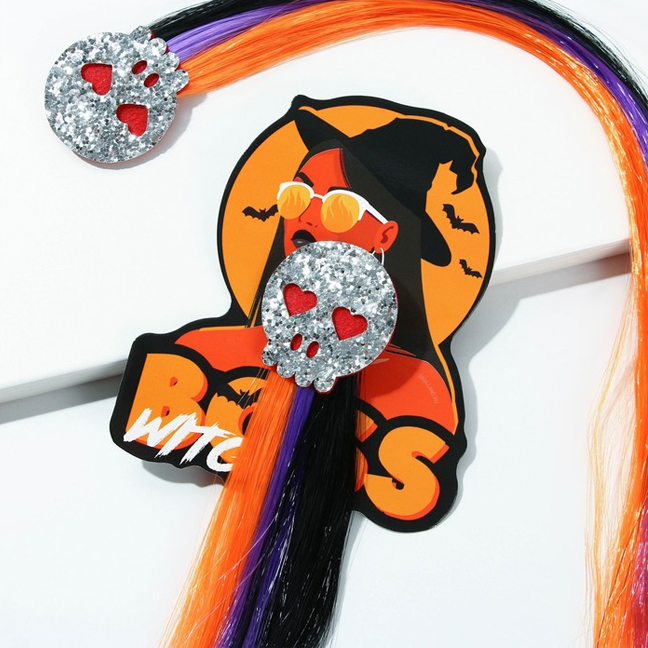 картинка Цветная прядь на заколке «Череп с сердечками» от магазина Одежда+