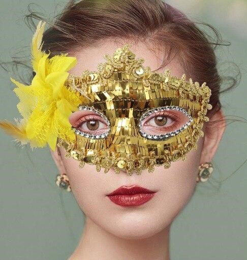 картинка Золотая венецианская маска с пером «Коломбина» от магазина Одежда+