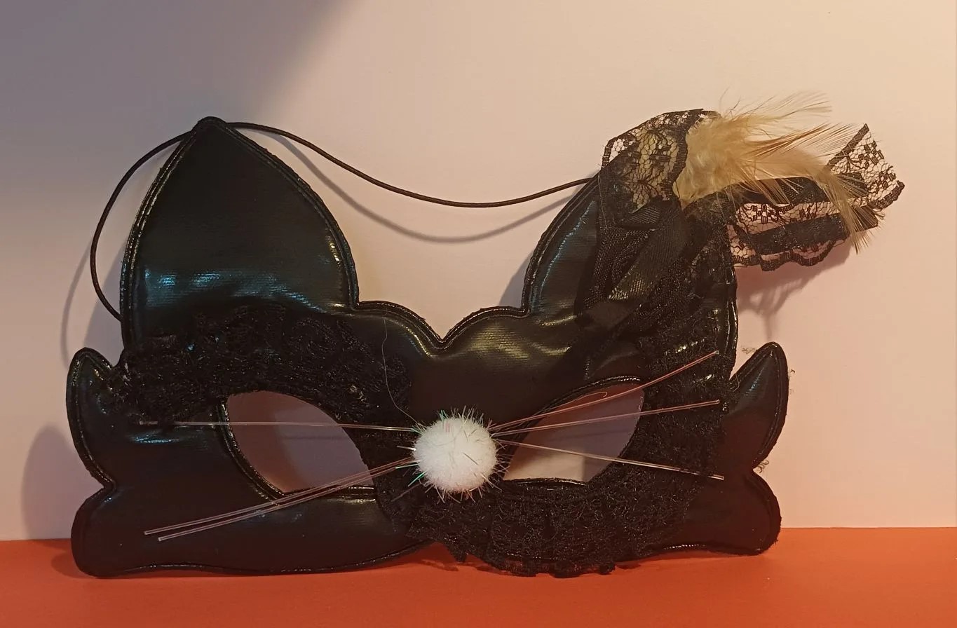 картинка Маска кошки чёрная с розочкой от магазина Одежда+