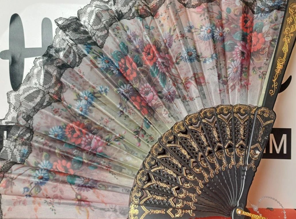 картинка Ажурный веер с цветами в ассортименте от магазина Одежда+