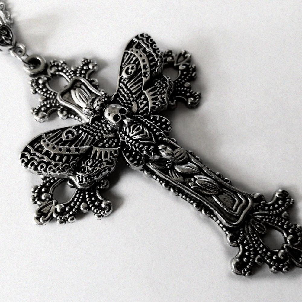 картинка Готический крест «Мотылек» на цепочке от магазина Одежда+