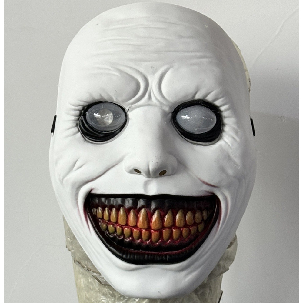 картинка Пластиковая маска демона «Улыбка» от магазина Одежда+