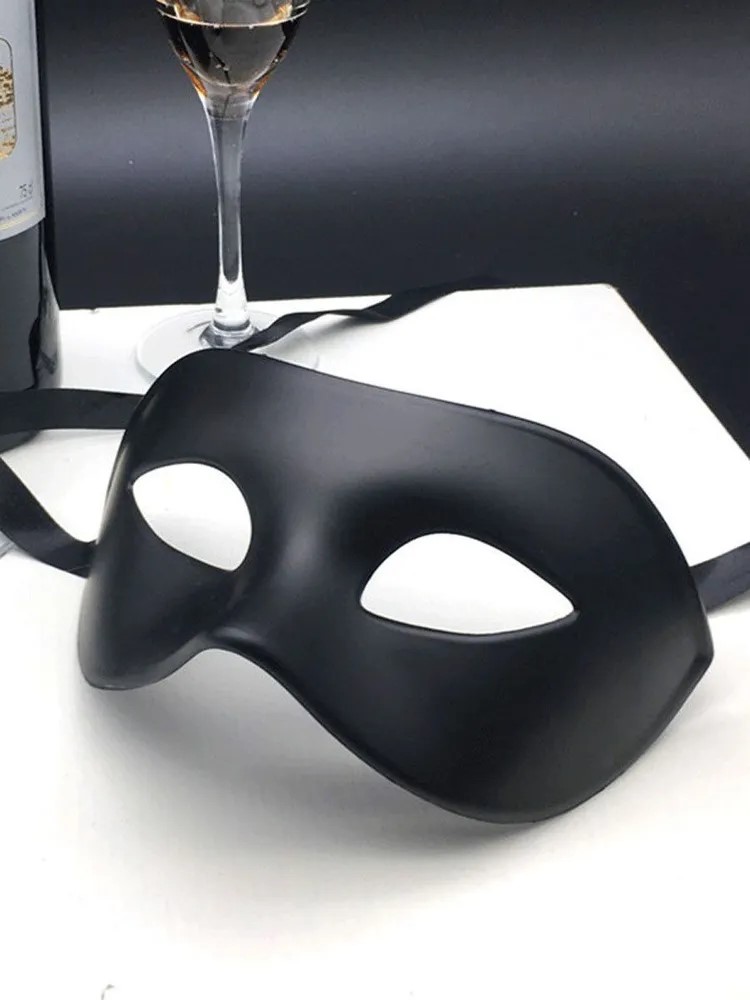 картинка Черная карнавальная маска от магазина Одежда+