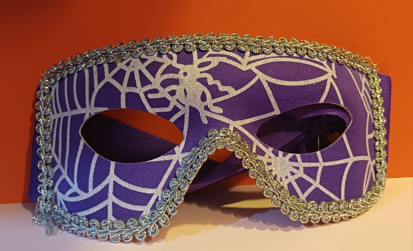 картинка Фиолетовая венецианская маска «Паутина» от магазина Одежда+