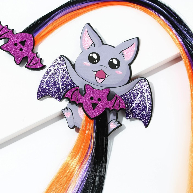картинка Цветная прядь на заколке «Летучая мышь» от магазина Одежда+