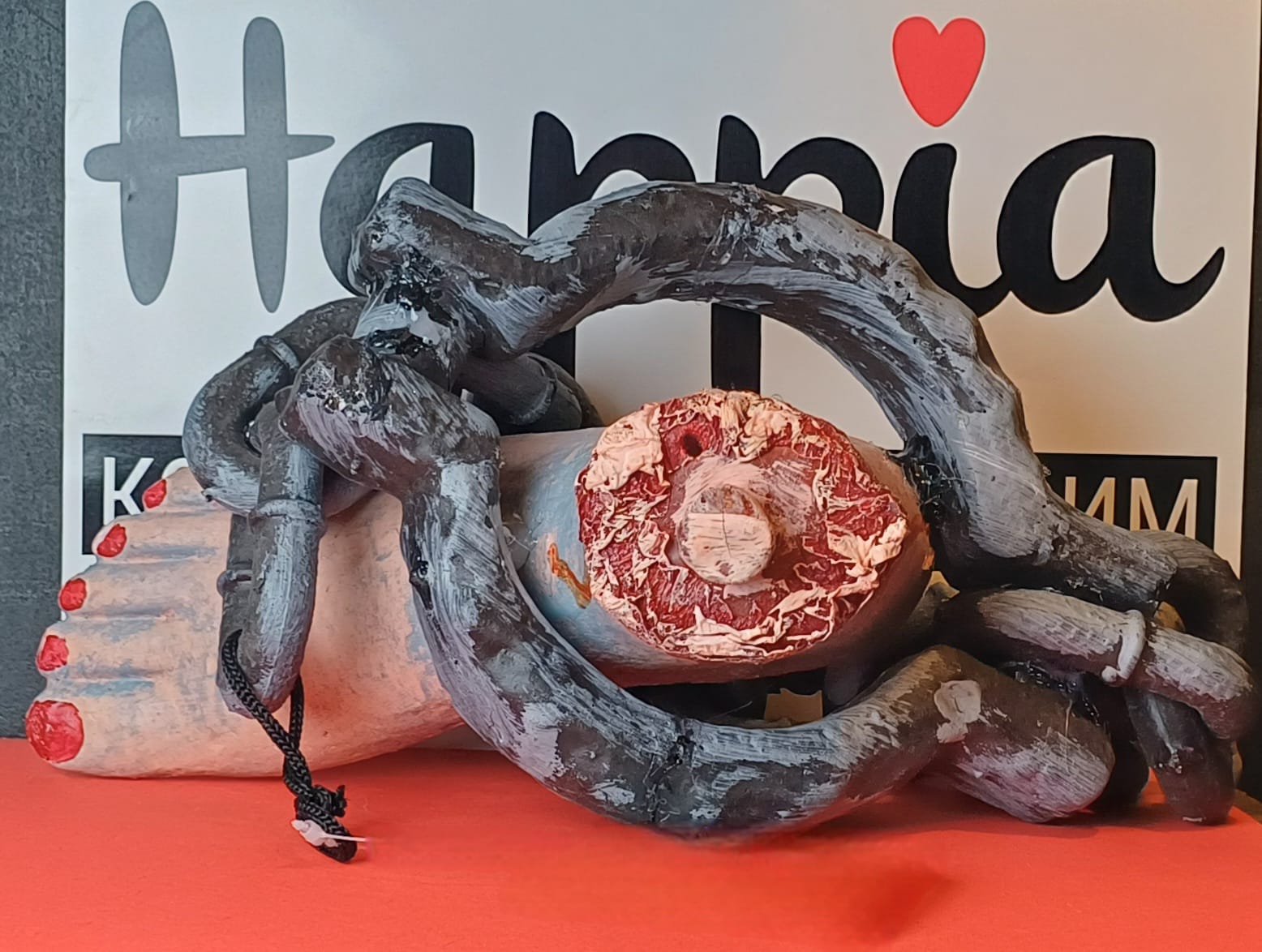 картинка Кровавая нога в кандалах от магазина Одежда+