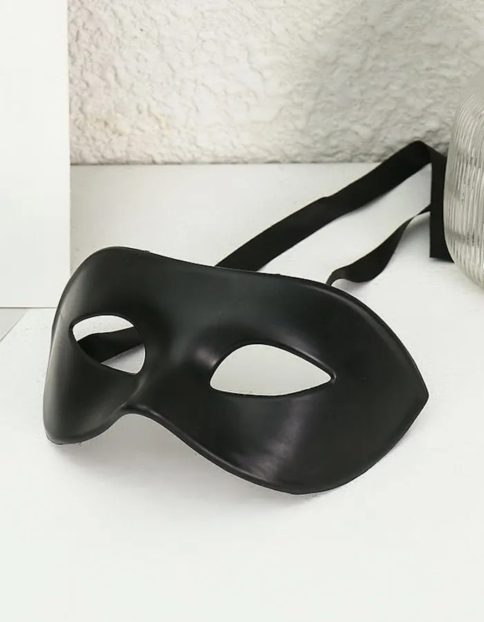картинка Черная карнавальная маска от магазина Одежда+