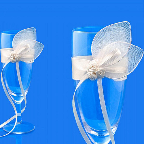 Свадебные бокалы с кремовой лентой и украшением с розочками