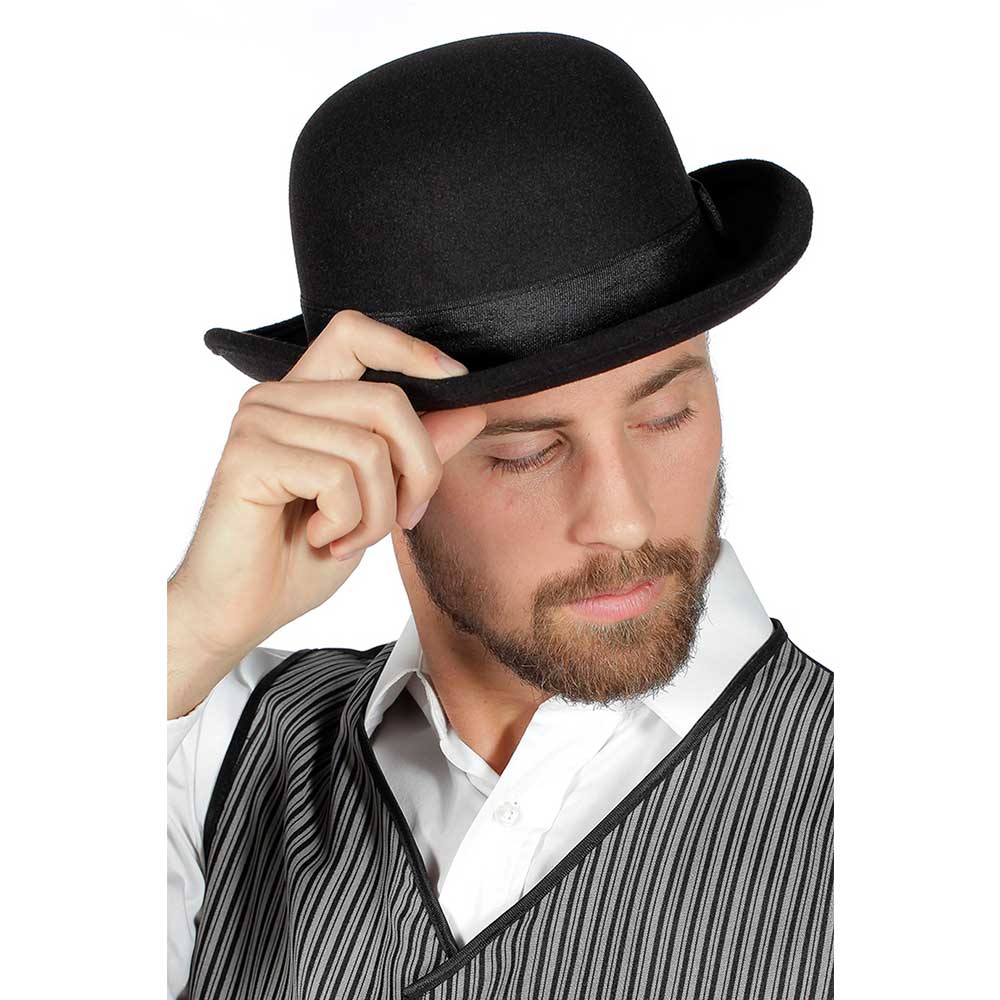 Почему мужчины снимают головные уборы. Шляпа котелок. Придерживает шляпу. Шляпа котелок мужская. Мужчина придерживает шляпу.