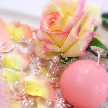 Светло-розовая жемчужная гирлянда - украшение свадебного стола