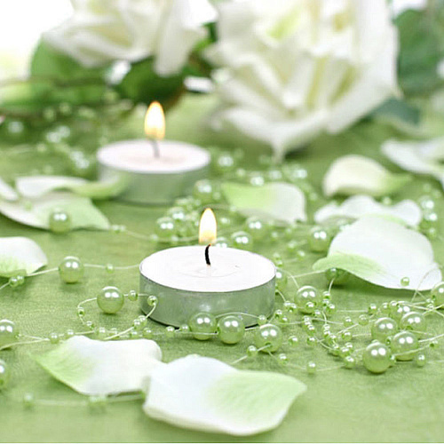 Светло-зеленая жемчужная гирлянда - украшение свадебного стола