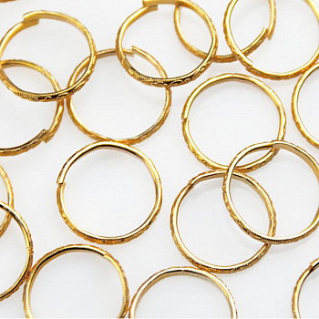 Золотые обручальные кольца - украшение свадебного стола
