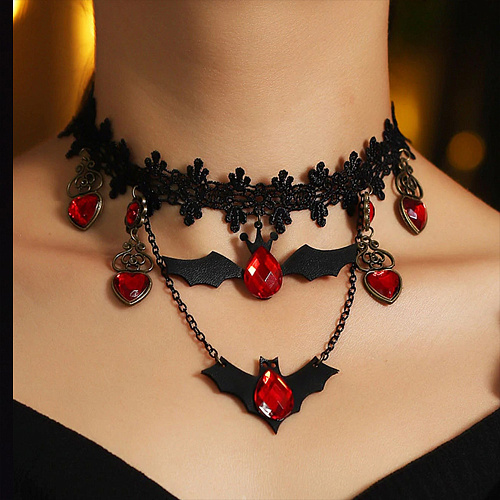 Ожерелье «Летучая мышь» с красными камнями