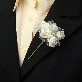 Бутоньерка для жениха «Белые розы»