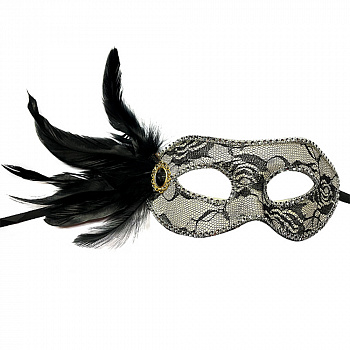 Венецианская маска кружева на белом с перьями 
