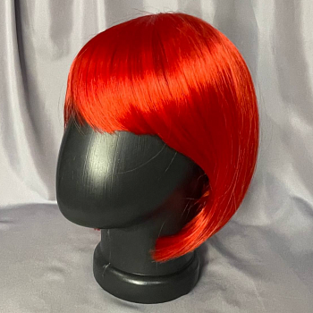 Красный парик каре с челкой