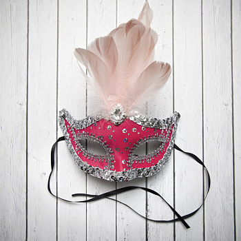 Венецианская маска розовая с перьями 