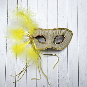 Венецианская маска золотая с перьями 