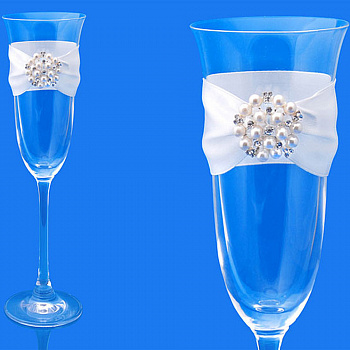 Свадебные бокалы с белой лентой и жемчужным украшением