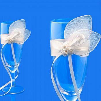 Свадебные бокалы с кремовой лентой и украшением с розочками