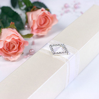 Приглашение на свадьбу в коробочке с белой лентой и украшением