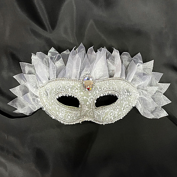 Венецианская маска белая с оборками 