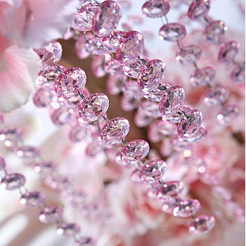 Светло-розовая гирлянда с круглыми кристаллами