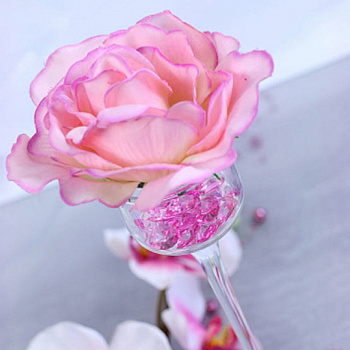 Светло-розовые кристаллы - украшение свадебного стола