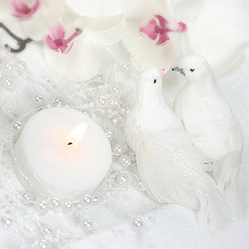 Белая жемчужная гирлянда - украшение свадебного стола