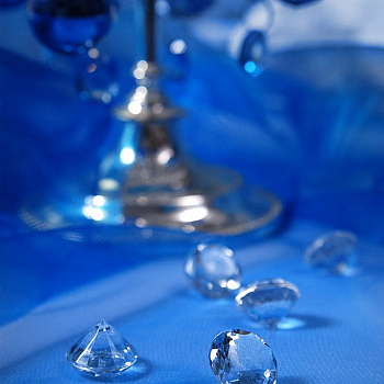 Белые кристаллы - украшение свадебного стола